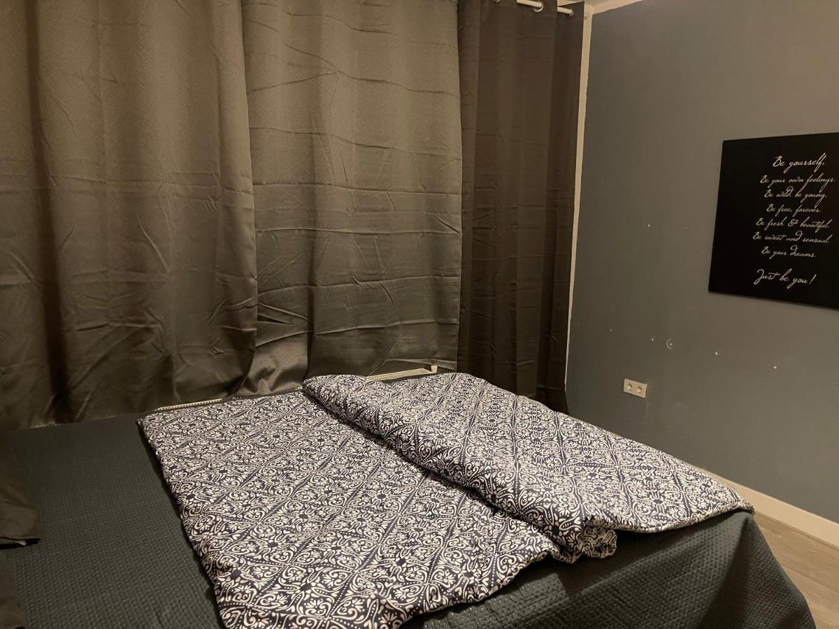 Private Double Bed Room Only With Balcony In Apartment Rotterdam Exterior photo